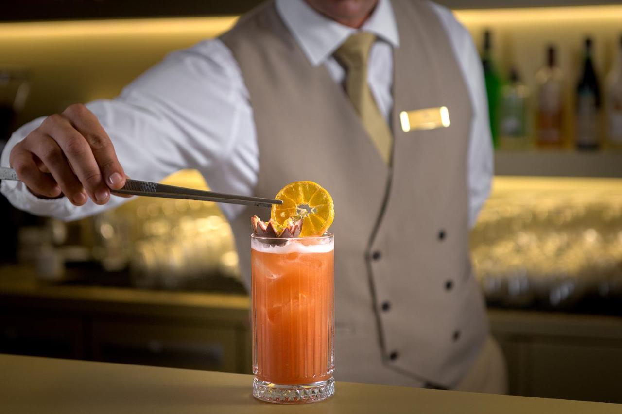 ホテル Amarande (Adults Only) アヤナパ エクステリア 写真 A bartender preparing a cocktail