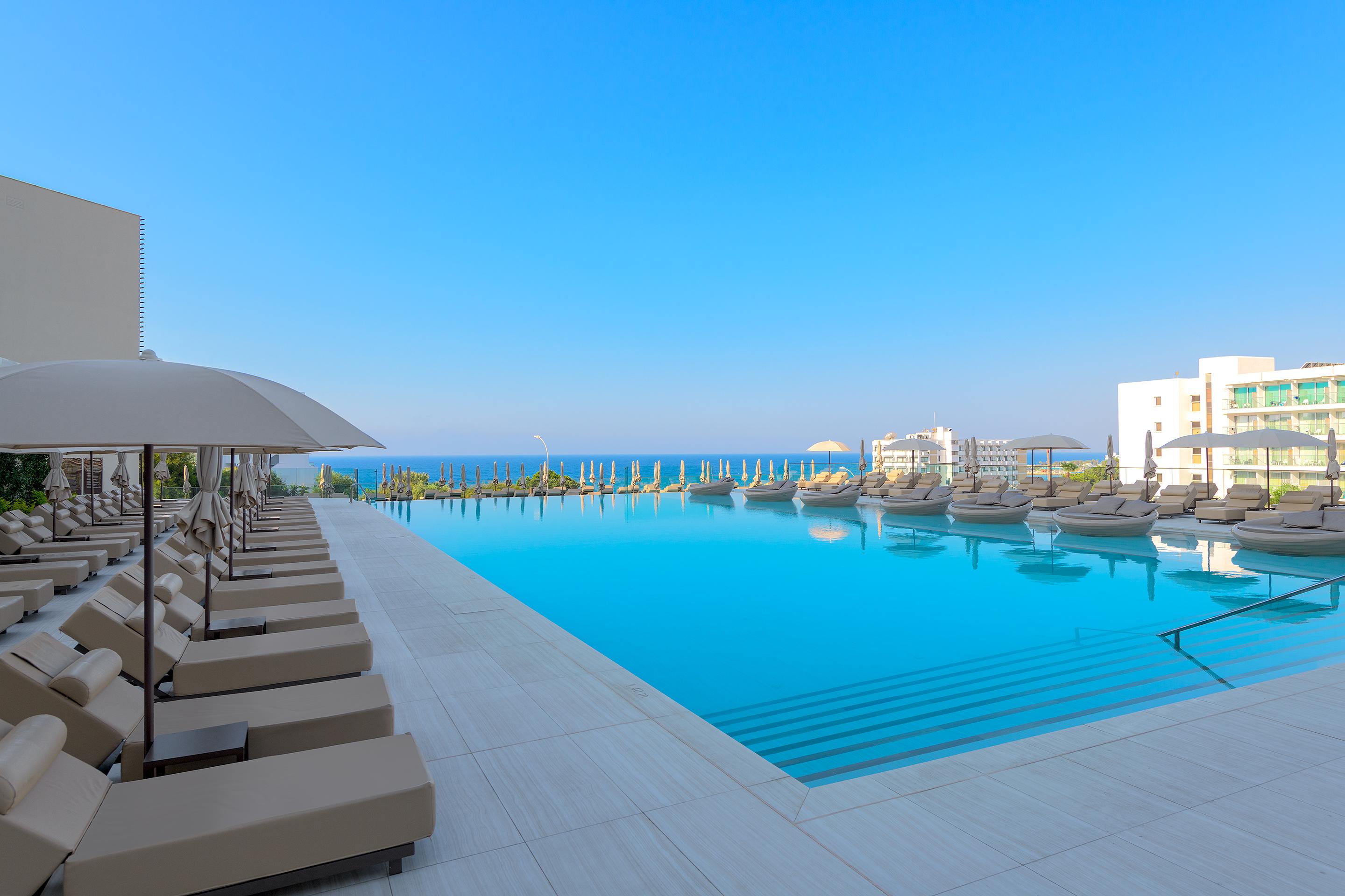 ホテル Amarande (Adults Only) アヤナパ エクステリア 写真 Infinity pool at the hotel