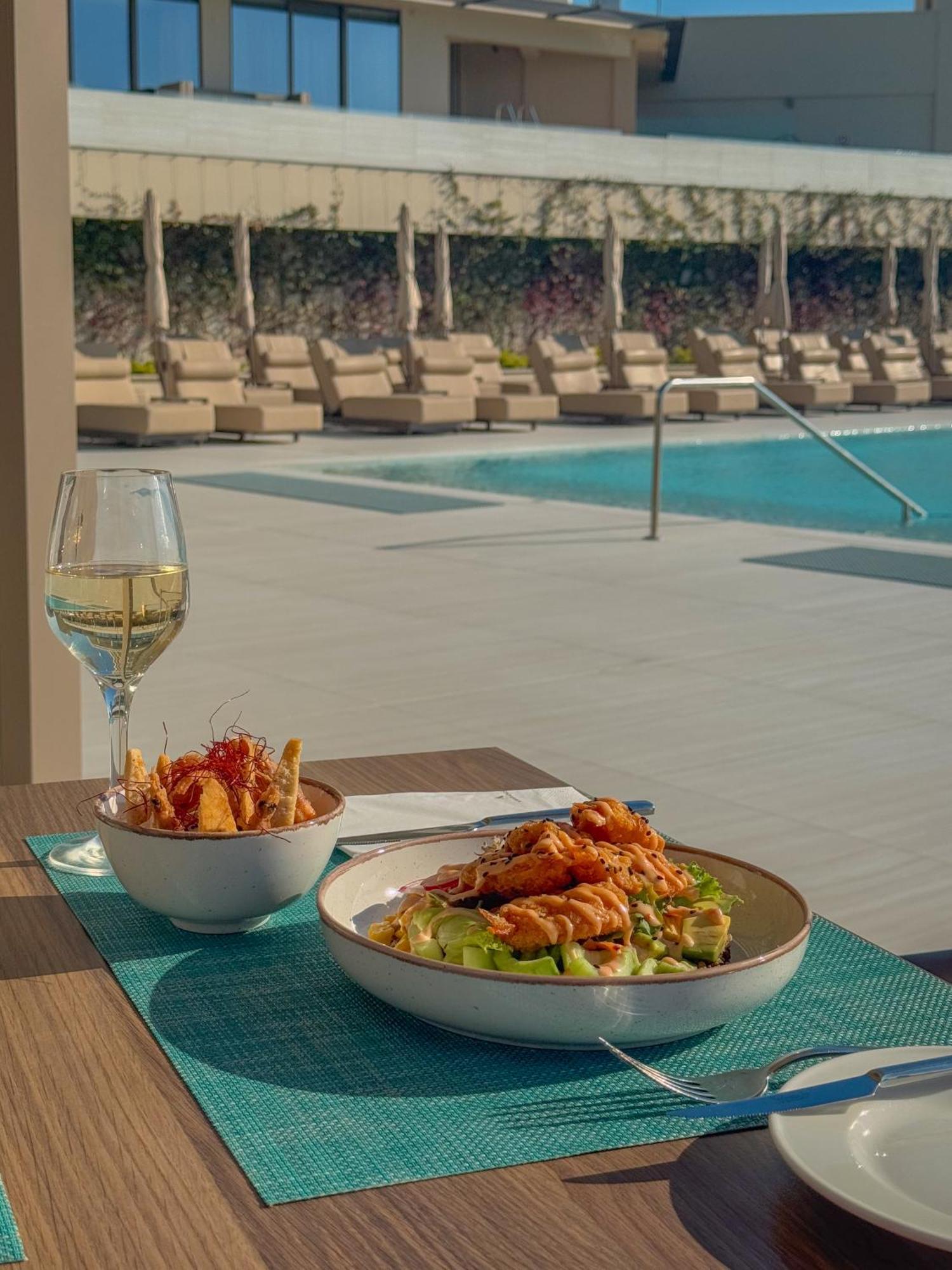 ホテル Amarande (Adults Only) アヤナパ エクステリア 写真 Poolside dining at the hotel