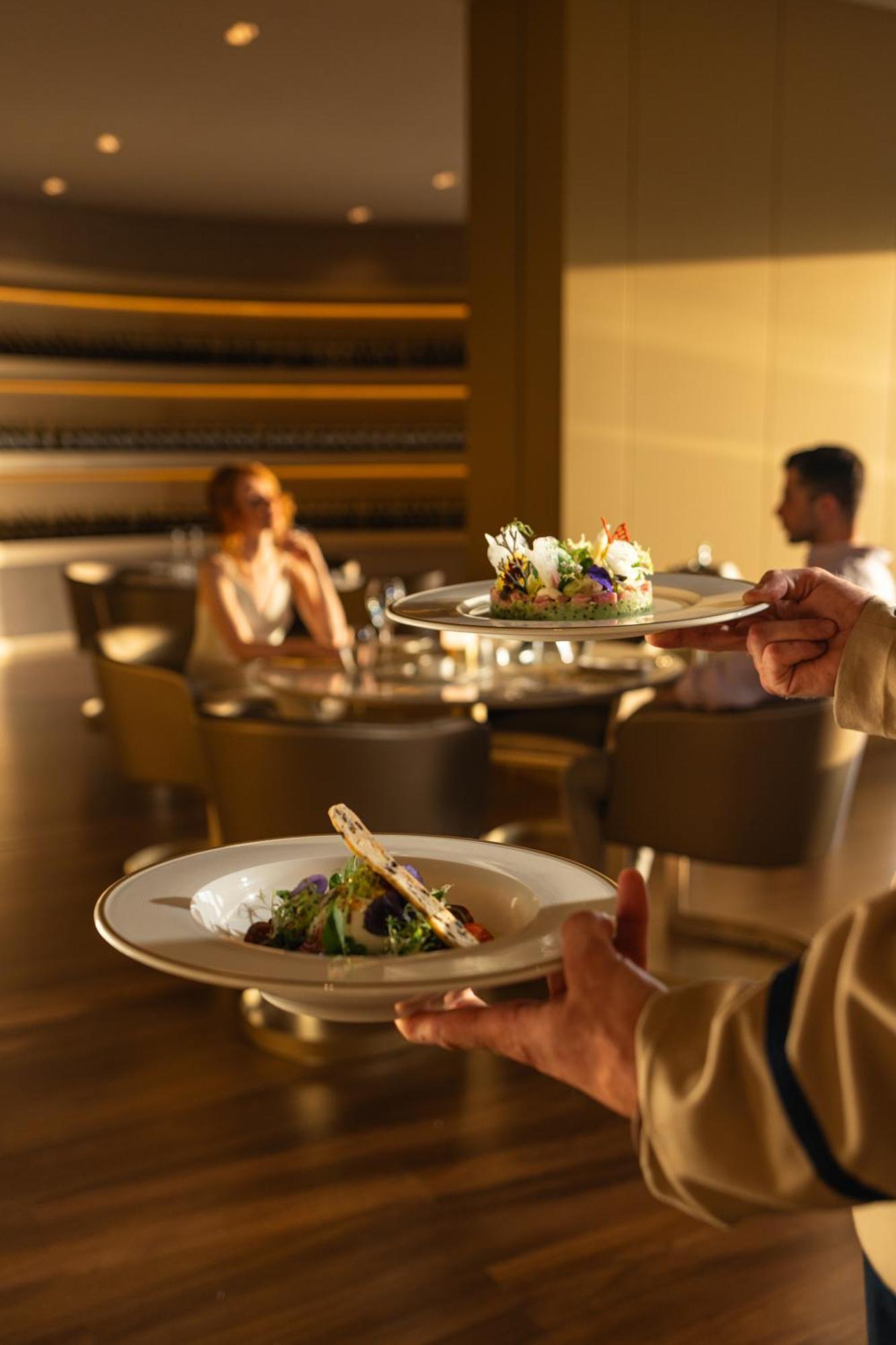 ホテル Amarande (Adults Only) アヤナパ エクステリア 写真 A waiter serving food