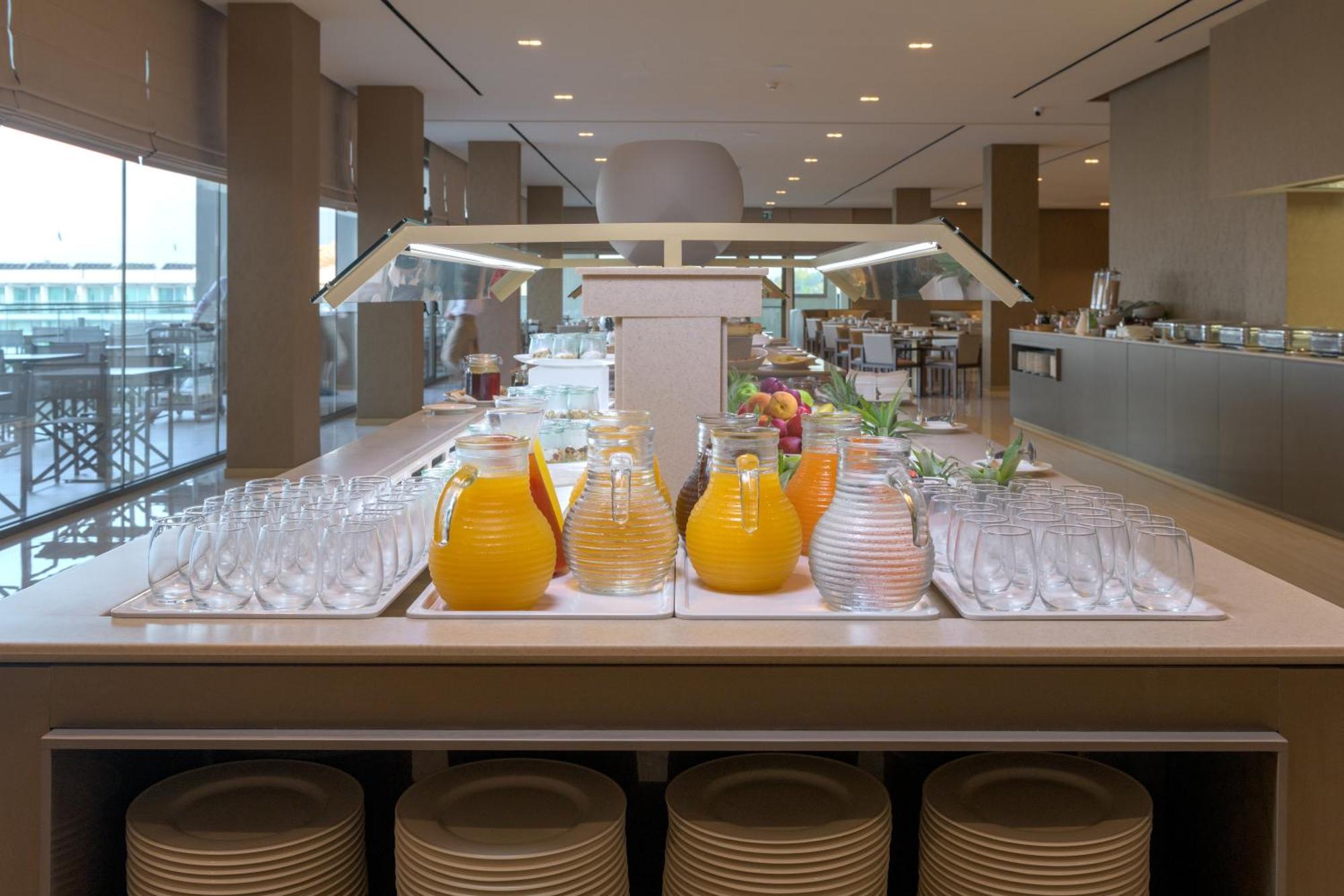 ホテル Amarande (Adults Only) アヤナパ エクステリア 写真 A buffet at an airport lounge