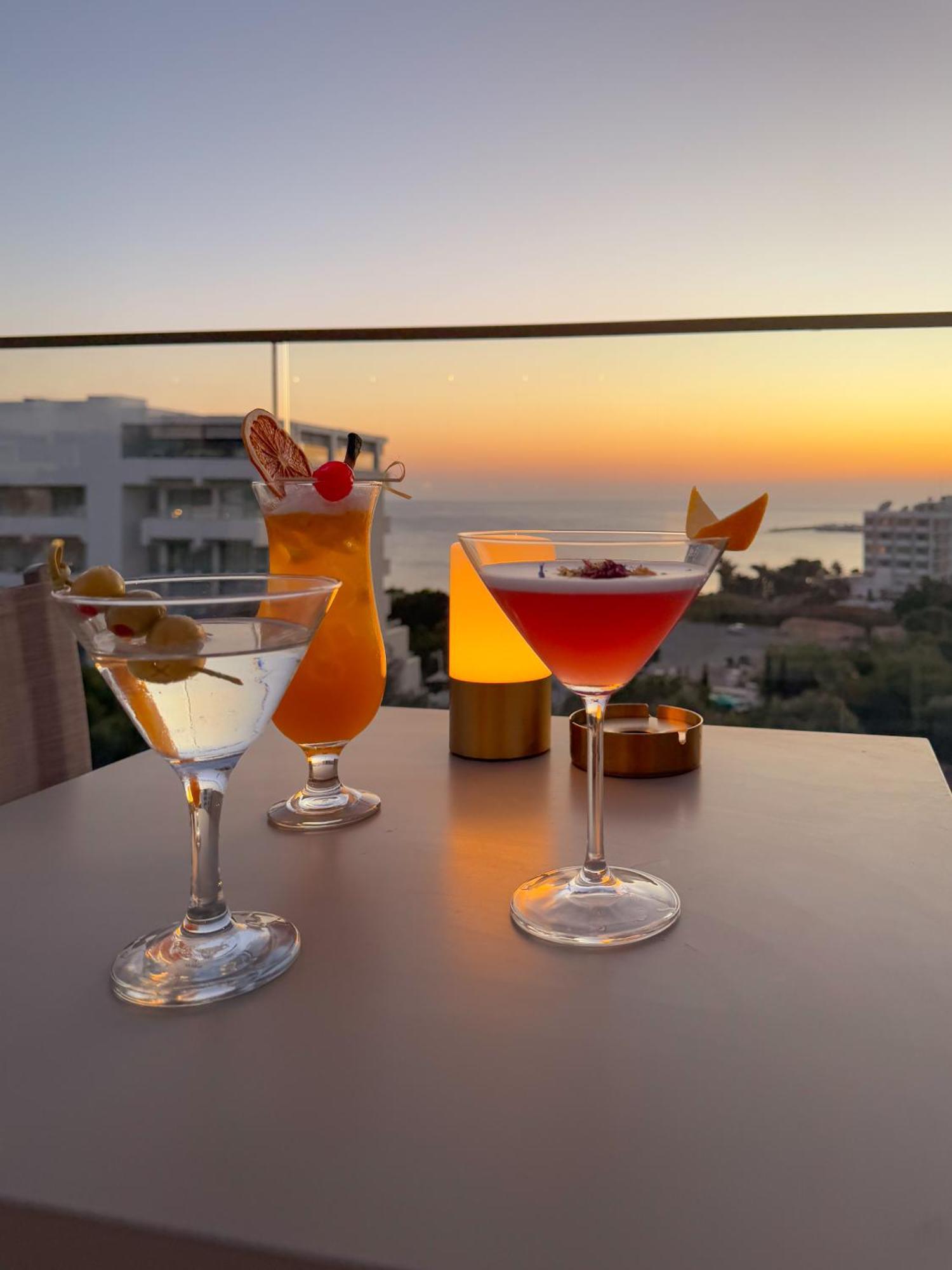 ホテル Amarande (Adults Only) アヤナパ エクステリア 写真 Cocktails at sunset